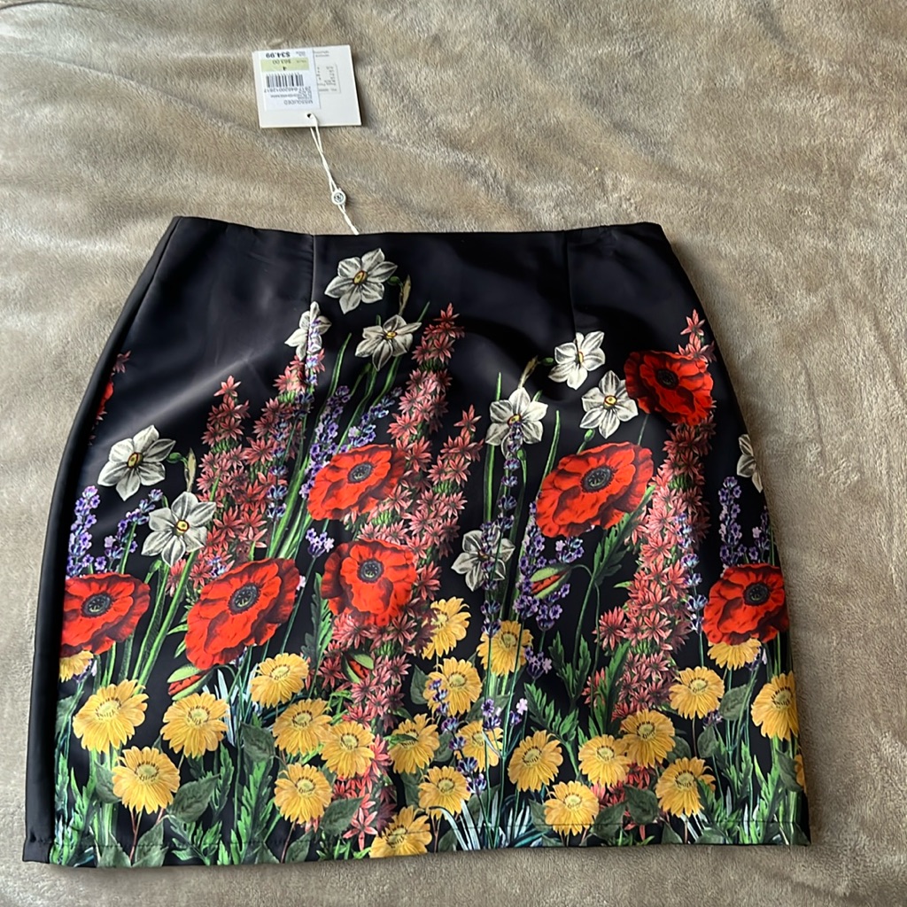 Clearance New Black Silk With Flowers Skirts Size 4 By Misguide